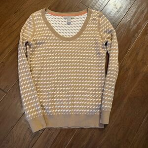 Banana Republic Beige and White Houndstooth Sweater